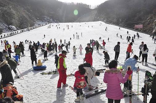 2017-2018冰雪季，我國(guó)冰雪旅游人數(shù)達(dá)到1.97億人次，冰雪旅游收入約3300億元